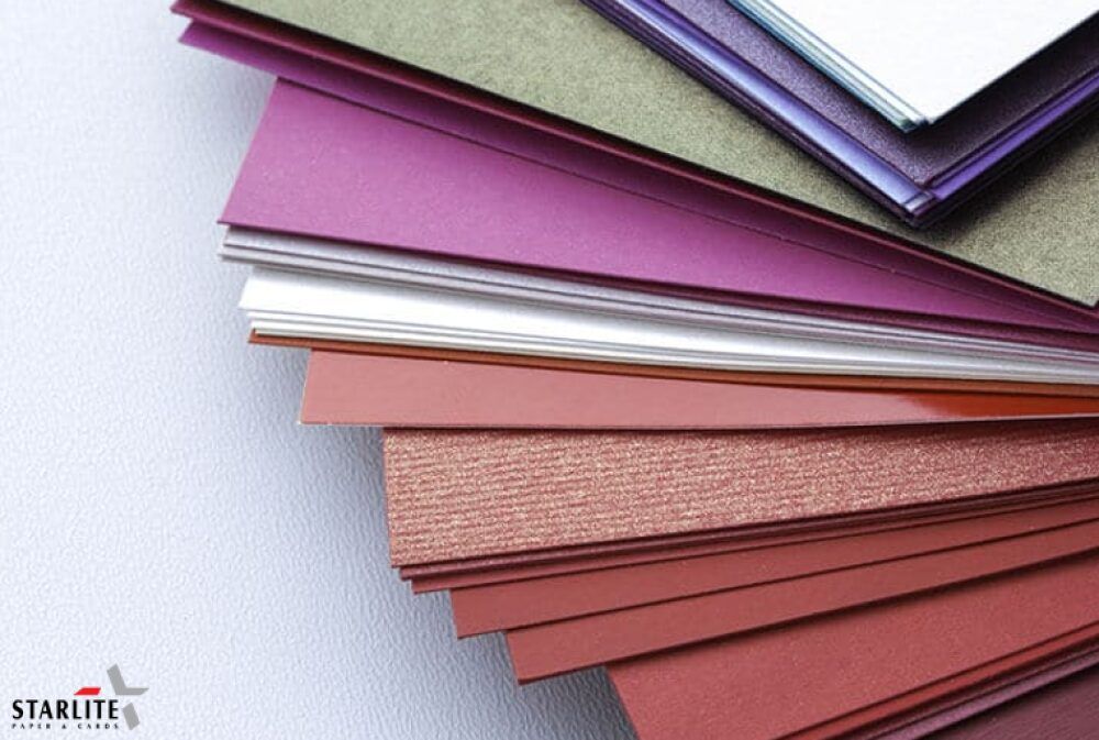 Pilihan warna kertas berbagai jenis untuk kebutuhan percetakan.