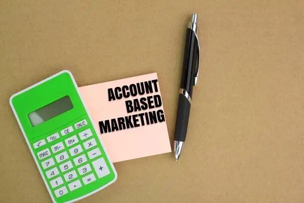 Alat kerja dengan tulisan Account Based Marketing