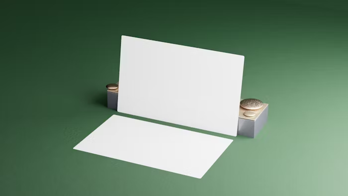Mockup kartu undangan putih dengan aksen logam, ideal untuk desain grafis dan percetakan online.