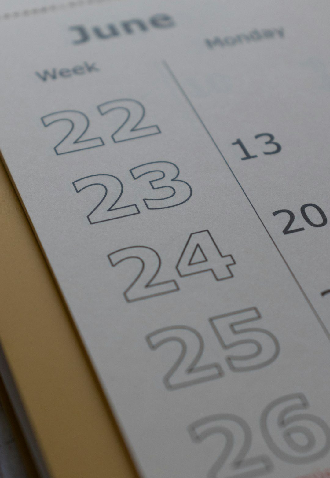 Tampilan dekat kalender bulan Juni dengan tanggal 22 hingga 26.