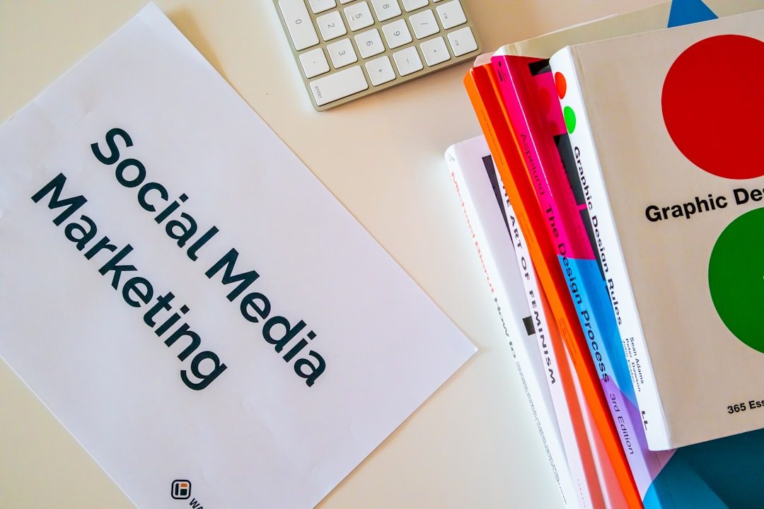 Brosur dengan judul "Social Media Marketing" dan pensil warna