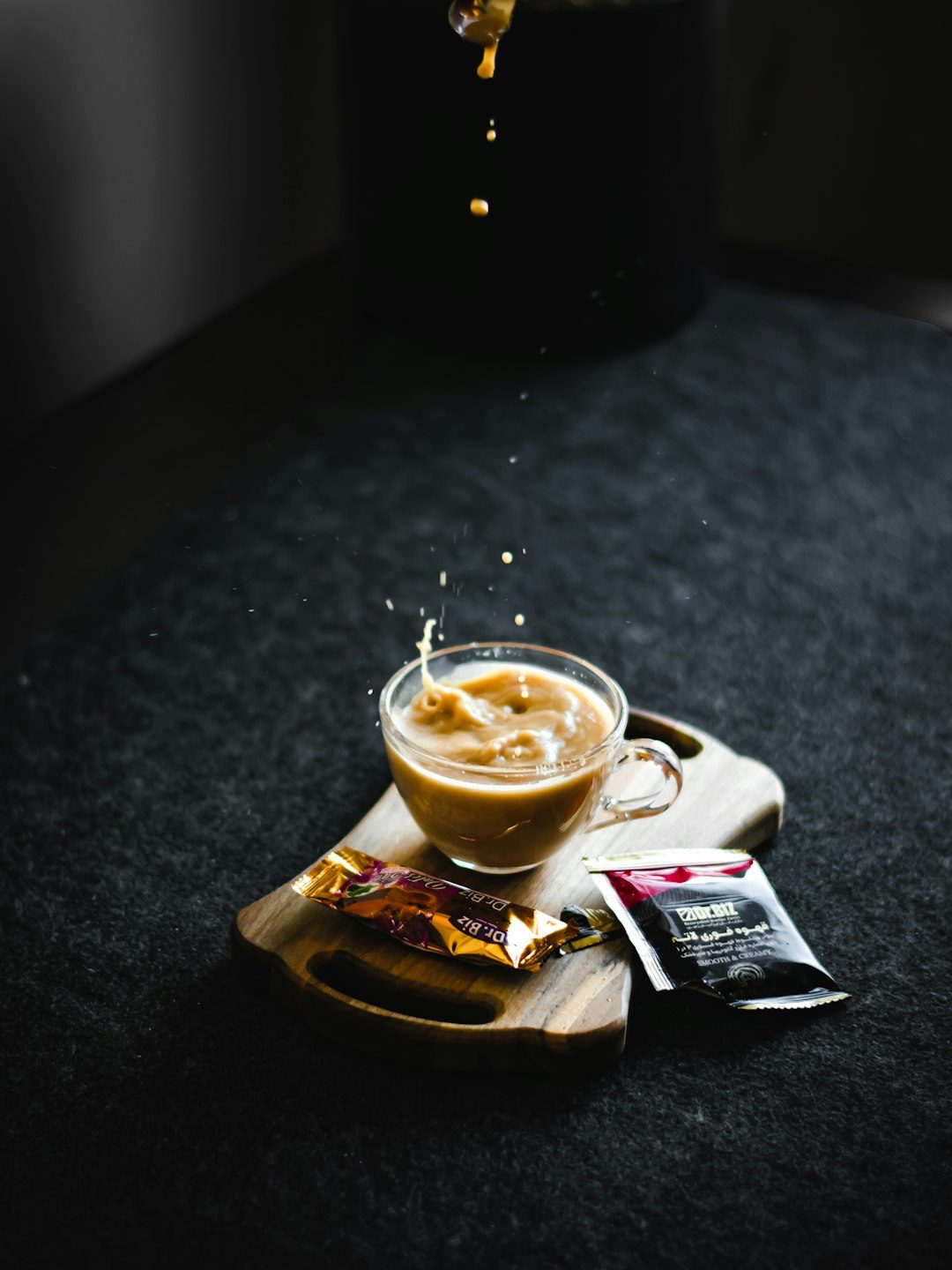Cara membuat kopi instan dengan susu dan gula.
