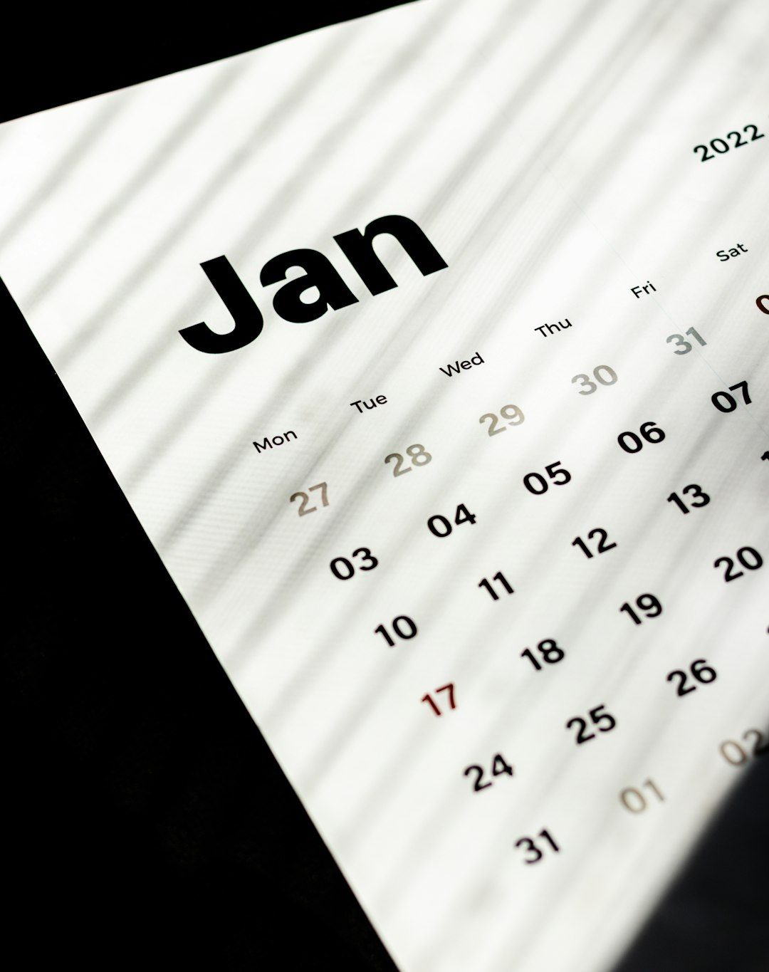 Gambar kalender bulan Januari tahun 2022 dengan warna putih dan hitam.