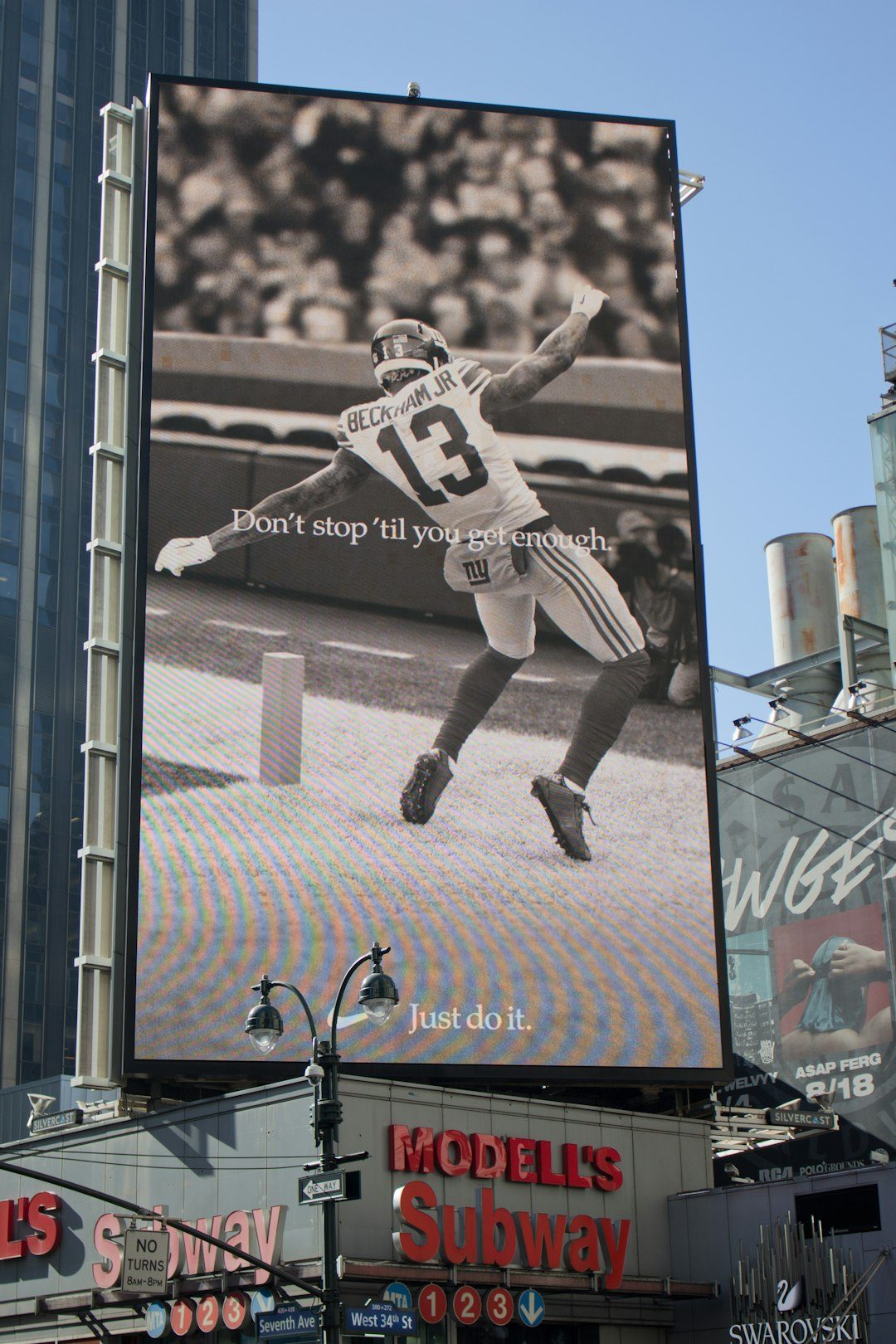 Billboard besar dengan gambar pemain basket berlari, 'Don't stop till your heartbeat stops' di bawahnya.