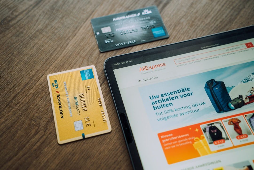 Tampilan layar tablet menunjukkan produk AllExpress dengan kartu pembayaran di meja.