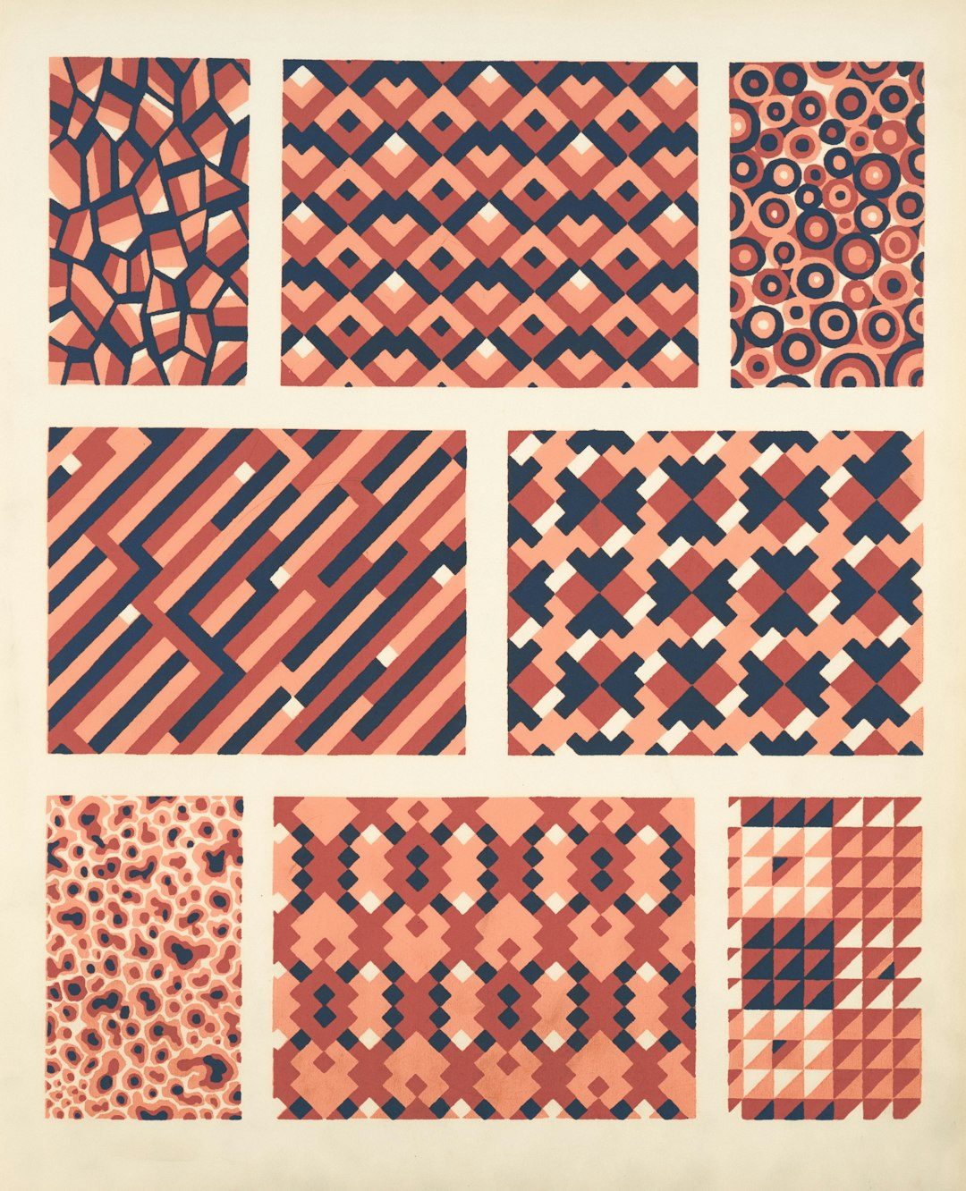 Berbagai desain motif geometris dalam warna merah dan coklat.
