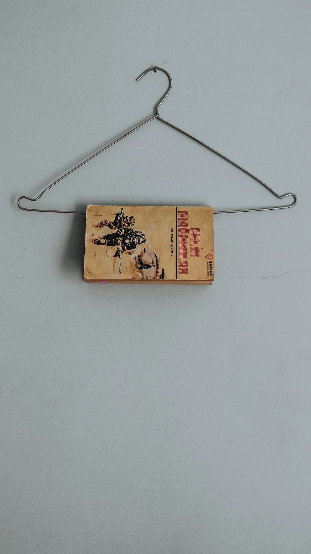 Gambar menunjukkan hanger dengan buku kecil di atasnya.