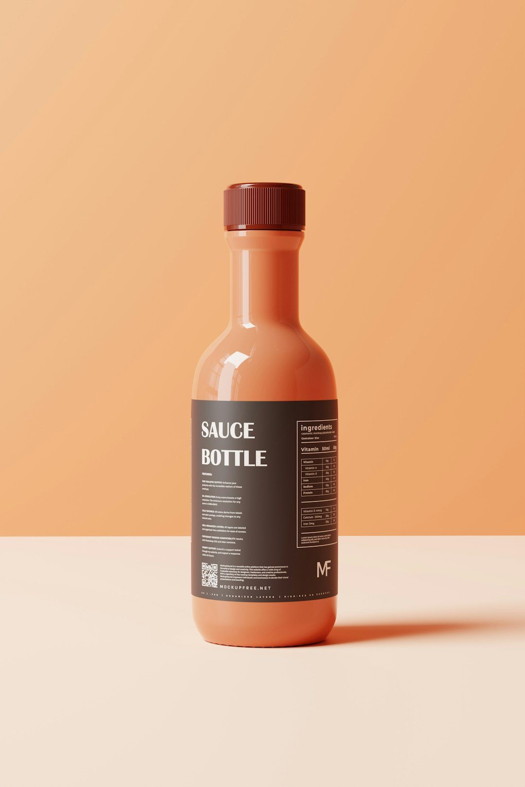 Botol kaca berisi saus dengan label minimalis di depan latar oranye.