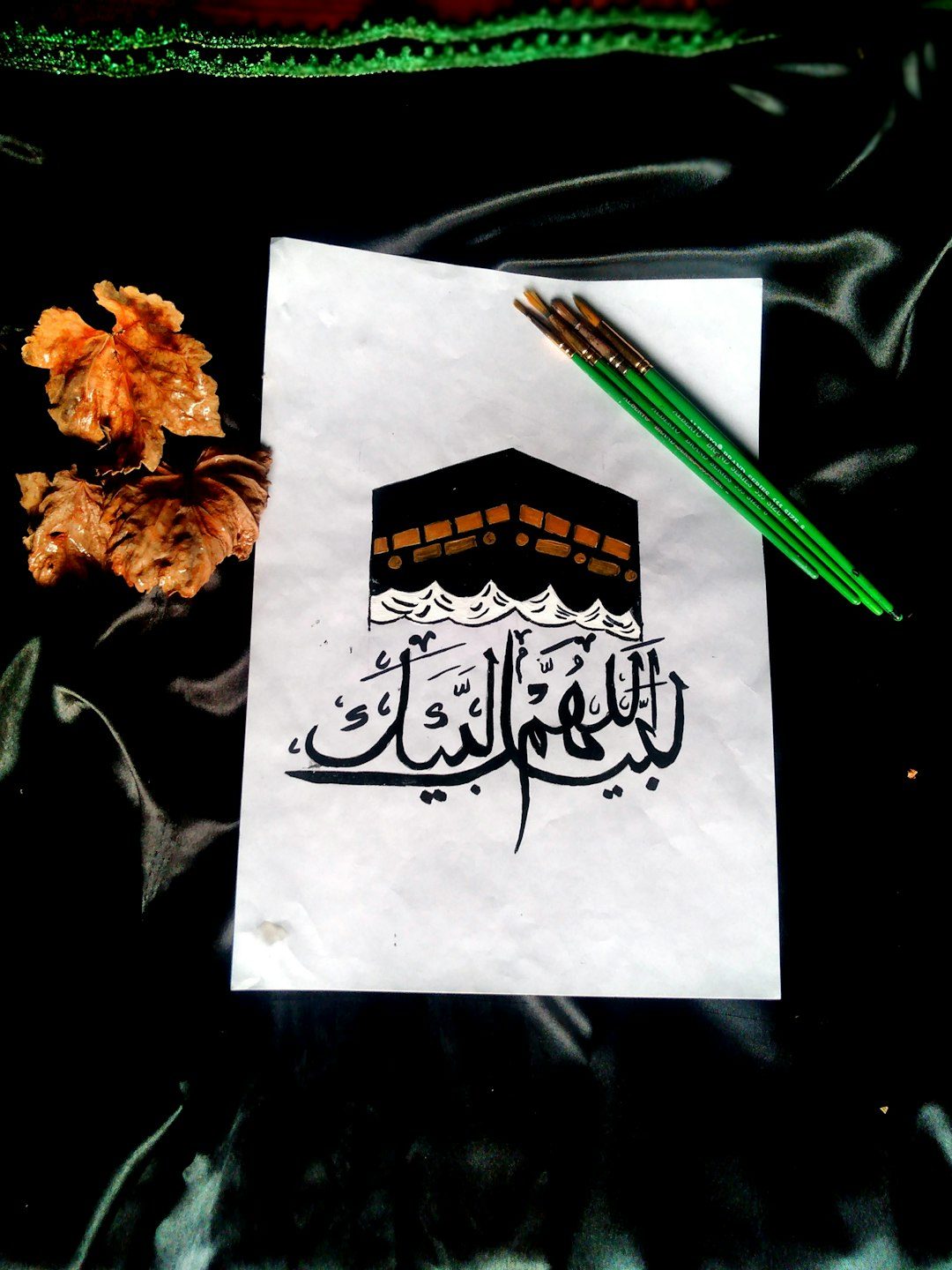 Ilustrasi nuansa Lebaran bernuansa hijau lembut yang cocok sebagai inspirasi visual notecard hampers premium.