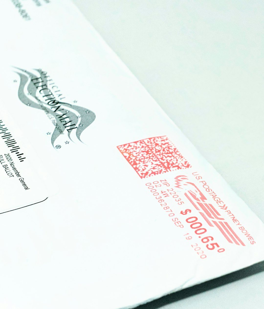 Label stiker putih dengan QR code dan nomor unik, ideal untuk branding produk.