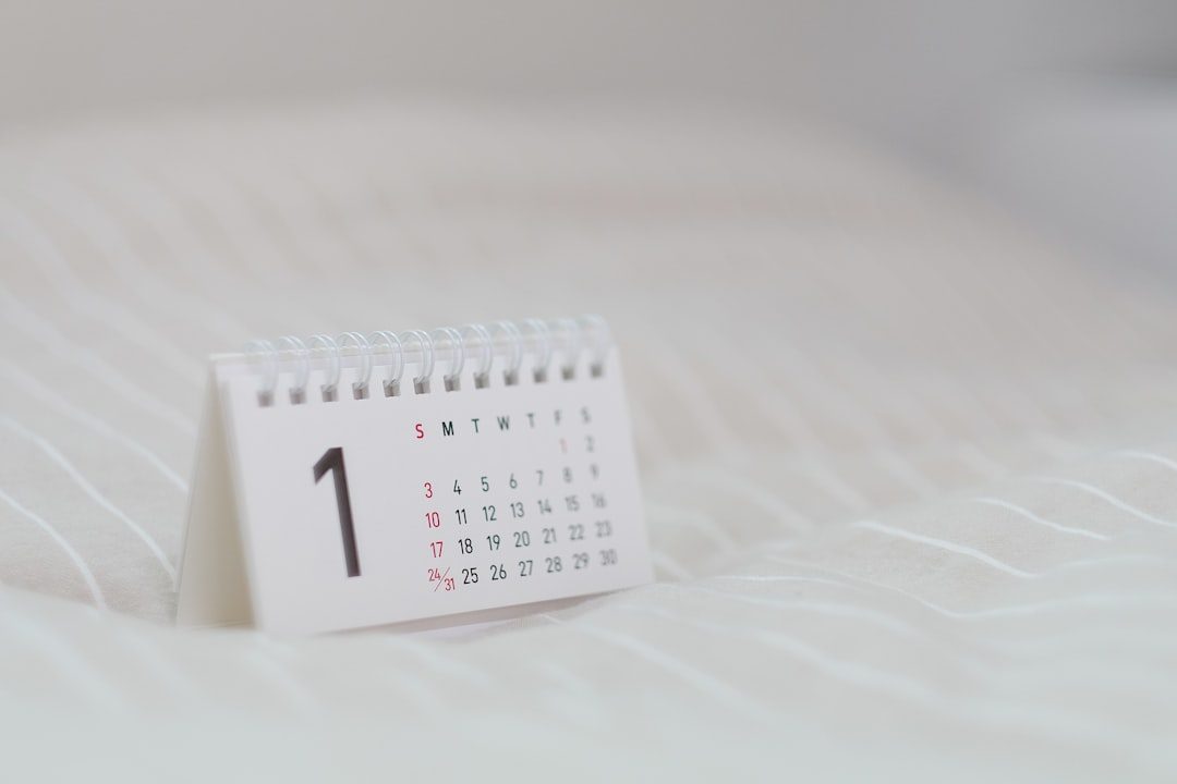 Kalender meja flip kecil berdiri di atas permukaan putih menampilkan bulan Januari, sebagai ilustrasi kalender meja A6 7 lembar yang ringkas dan detail rapi.