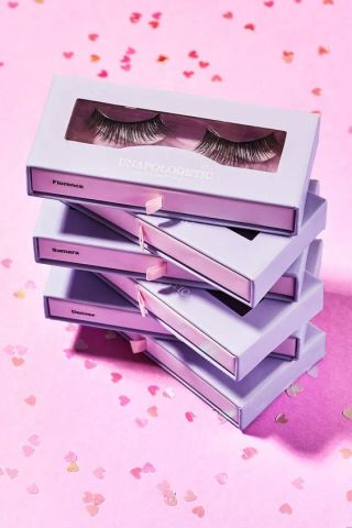 Kotak bulu mata dengan jendela bening, tersusun di atas latar pink pastel.