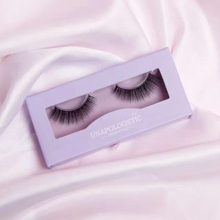 Bulu mata palsu dalam kotak lavender dengan jendela bening.