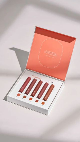 Set lip cream dalam kotak hadiah matte dengan lima warna