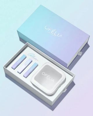 Set kosmetik dalam kotak pastel dengan tiga stik dan compact powder