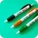 Pulpen dengan badan plastik mengilap di atas latar hijau