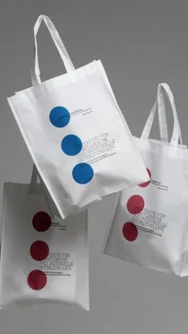 Tas tote kain putih dengan cetak lingkaran biru dan merah