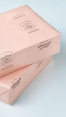 Kotak lipat kertas warna pink dengan logo cetak dan finishing matte.