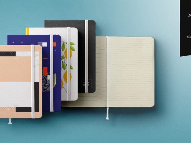 Beberapa buku agenda berwarna dan motif, terbuka di depan.