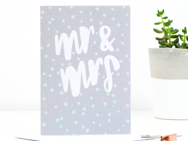 Kartu pernikahan dengan tulisan 'Mr & Mrs' dan pola titik