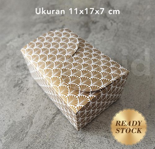 Kotak hadiah kecil dengan desain unik, ukuran 11x17x7 cm, siap pakai.