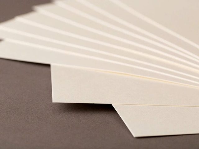 Buku lipat putih dengan lembaran halaman rapi untuk contoh booklet A5 landscape promosi bisnis