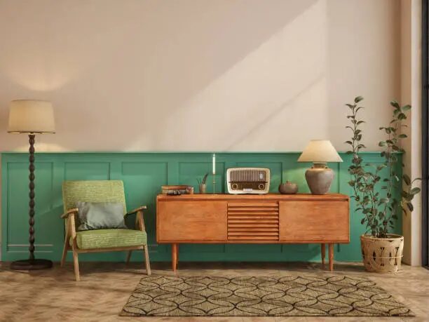 Meja kayu retro dengan radio dan lampu taman di ruang tamu minimalis