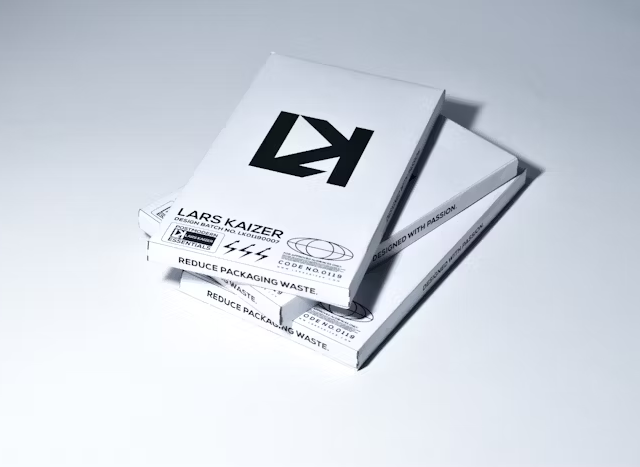 Tiga kotak karton putih dengan logo dan tagline 'Reduce Packaging Waste'.