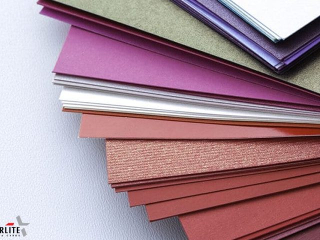 Pilihan warna kertas berbagai jenis untuk kebutuhan percetakan.