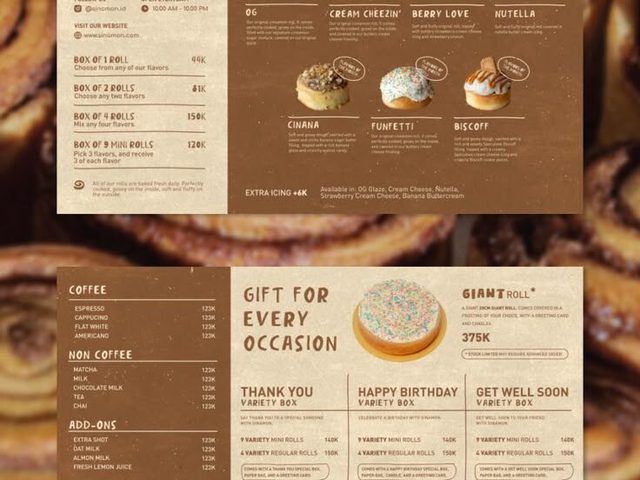 Baker memeriksa roti sobek dan donat di dalam contoh dus roti custom