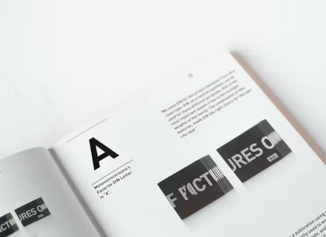 Buku terbuka menunjukkan desain tipografi dan font eksperimental.