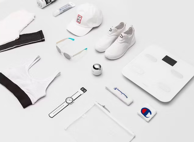 Objek percetakan online termasuk kaos, topi, sepatu, dan perlengkapan promosi di meja kerja