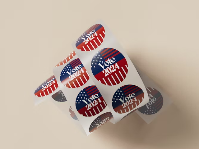 Stiker pemilu berbentuk bulat dengan tema Amerika Serikat dan tulisan 'Vote 2024'.