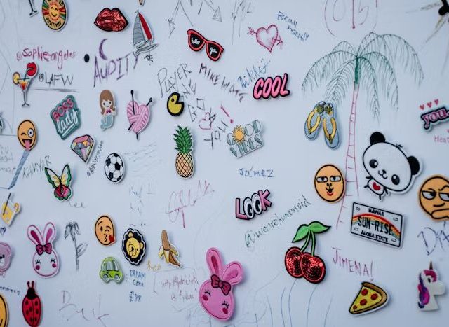 Galeri stiker aesthetic dengan desain minimalis, warna lembut, dan bentuk potong beragam untuk inspirasi label produk.