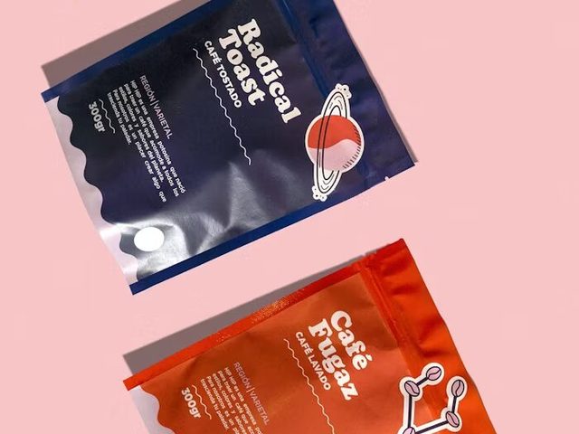 Tiga paket kopi dengan desain unik di latar pink.