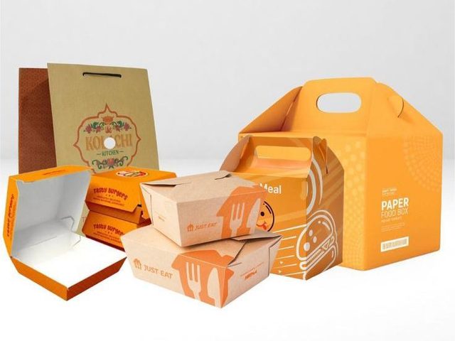 Beberapa kemasan makanan kertas warna oranye dengan logo dan gambar burger.
