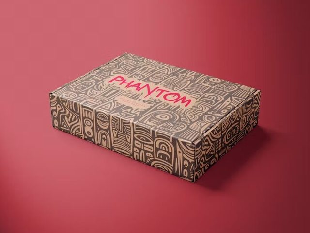 Kotak paket dengan desain etnik dan tulisan Phantom di depan