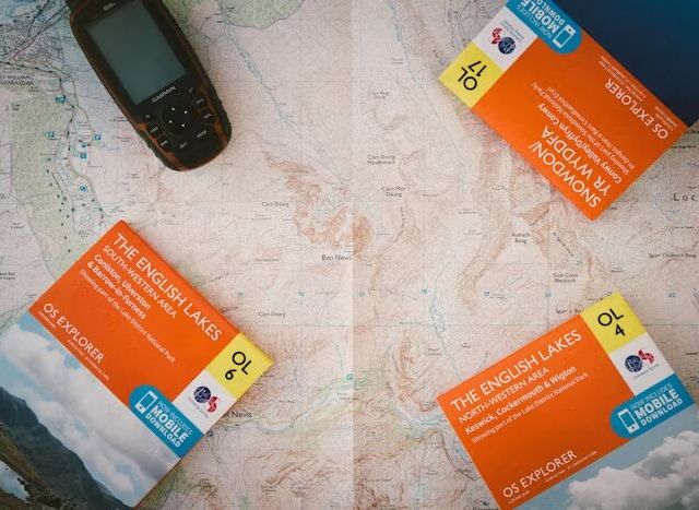 Peta topografi dengan aplikasi GPS dan buku peta OS Explorer