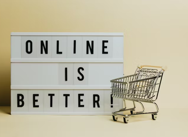 Petunjuk belanja online dengan keranjang belanja dan papan tulis LED.
