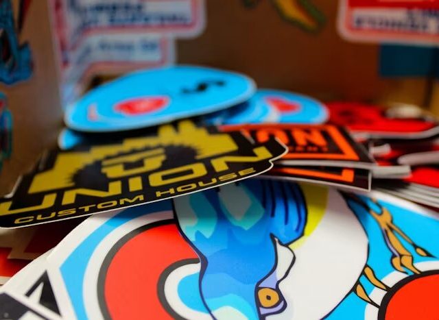 Berbagai stiker desain kreatif untuk promosi, label kemasan, dan kebutuhan branding visual.