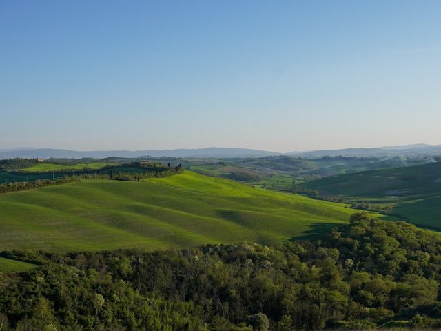 Pemandangan hijau dan biru alam Tuscany, Italia