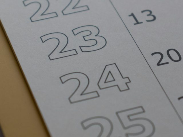 Tampilan dekat kalender bulan Juni dengan tanggal 22 hingga 26.