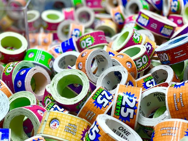 Aneka gulungan bahan cetak stiker label berkualitas untuk kemasan hampers Lebaran
