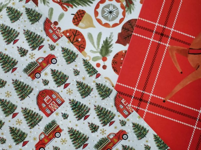 Desain kemasan Natal dengan ilustrasi truk merah dan pohon untuk inspirasi packaging festive