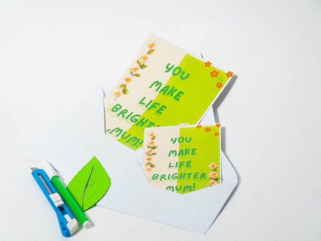 Kartu ucapan 'You Make Life Brighter, Mum!' dari Uprint.id, layanan percetakan online.