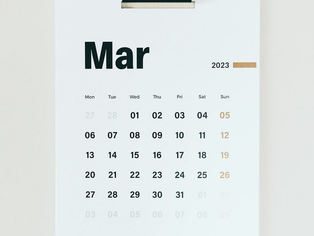 Kalender bulan Maret tahun 2023 dengan warna netral dan desain minimalis.