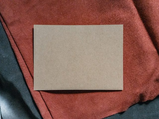 Kertas A4 putih bersih di atas kain merah dan biru