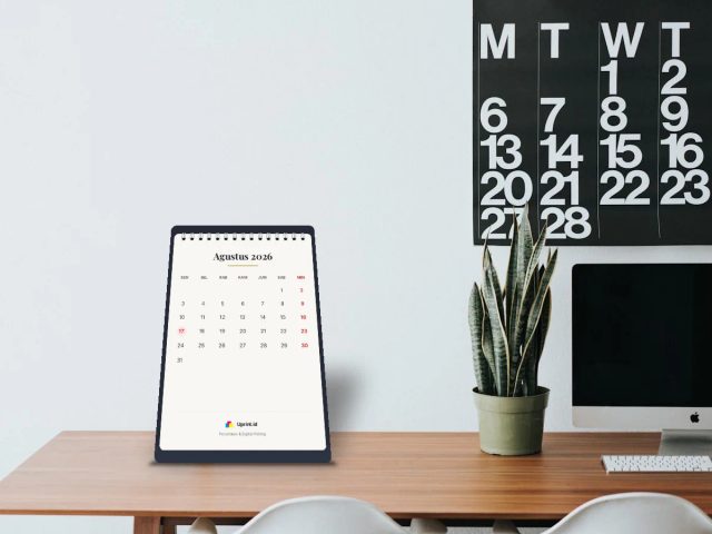 Kalender meja A6 portrait 7 lembar yang elegan di atas meja kerja kantor, produk cetak Uprint.id