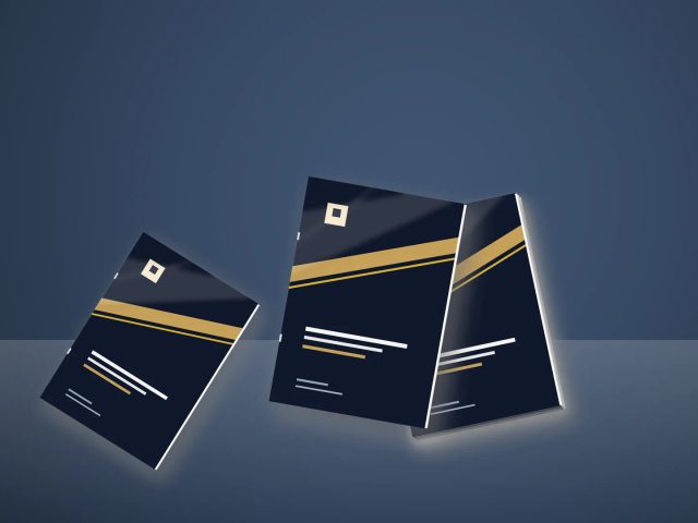 Tumpukan cetak booklet portrait A6 glossy mewah dengan jilid staples berkualitas dari Uprint.id.