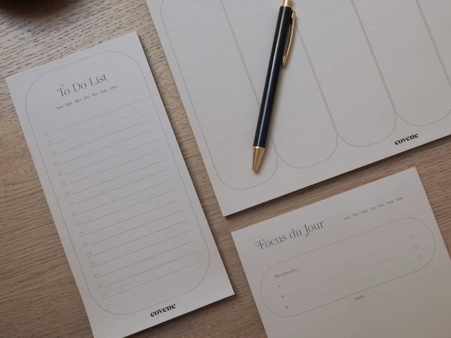 Nota dan agenda dalam bentuk lembaran kertas minimalis di meja kerja.
